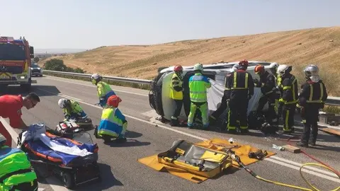 Los bomberos interviniendo en el siniestro - Foto Comunidad de Madrid