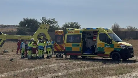 Bomberos de Madrid y Summa 112 socorriendo al herido  - Foto Comunidad de Madrid