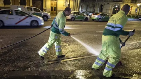 Operarios limpiando calles - Foto archivo Ayuntamiento de Madrid