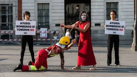 Activistas de organización animalista PETA protestan ensangrentados ante la Comunidad - PETA