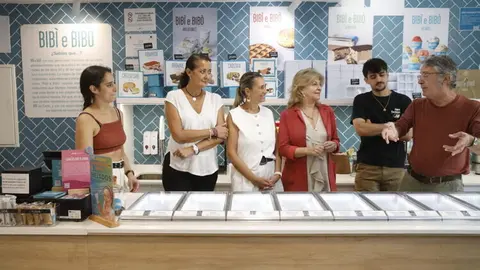 Hidalgo, en diversos momentos de su visita a la heladería Bibí e Bibó, acompañada de las concejalas de Chamartín, Yolanda Estrada y de Arganzuela, Lola Navarro