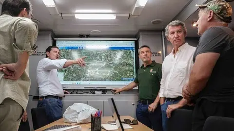 Alfonso Fernández Mañueco y Alberto Núñez Feijóo participan en el Puesto de Mando Avanzado de Palacios del Sil | Foto del PP