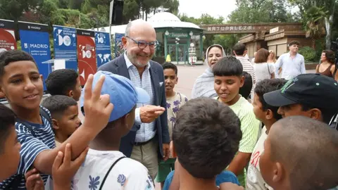 El delegado Fernández, durante la actividad de despedida de los niños saharauis acogidos en Madrid con el programa ‘Vacaciones en Paz’ - Foto Ayuntamiento de Madrid