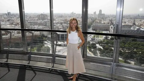 La concejala delegada de Turismo, Almudena Maíllo, durante su visita al Faro de Moncloa para presentar los datos de turismo correspondientes al mes de julio en Madrid