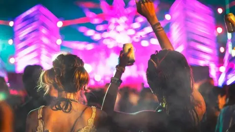 Fiestas Parla 2025 conciertos - rawpixel.com