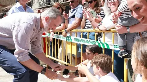 El Rey saluda a varios niños durante su visita a Extremadura | Foto de la Casa de S.M. el Rey