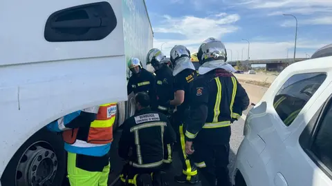 Bomberos trabajan en el camión accidentado en la A-2 a la altura de Torrejón de Ardoz - 112 Comunidad de Madrid
