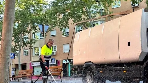 Alcalá de Henares intensifica las limpiezas en el Distrito IV