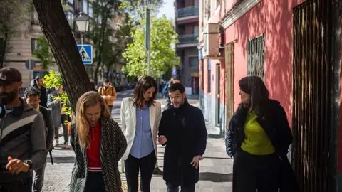 El ministro Pablo Bustinduy, en abril durante una visita a una zona de pisos turísticos en Madrid junto a Rita Maestre y Manuela Bergerot | Foto de redes sociales de Rita Maestre