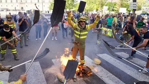Los manifestantes encienden fuegos en las calles de León con los batefuegos en alto | Foto de Campillo/ICAL