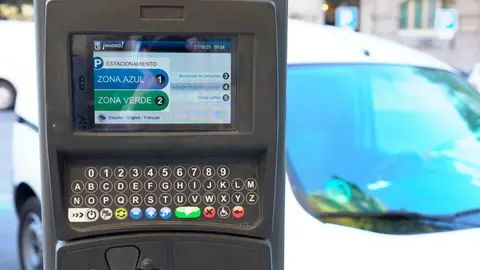 Detalle de un tótem del SER con los tipos de estacionamiento