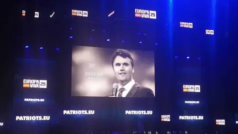 Imagen de Charlie Kirk en la pantalla del acto Europa Viva 25 | Foto de Servimedia