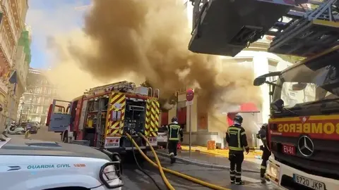 Actuación de los bomberos en el restaurante incendiado junto a Interior - Foto de Emergencias Madrid