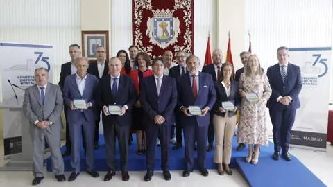 Representantes de las 13 firmas galardonadas en los II Premios Empresariales de Hortaleza - Foto Ayuntamiento de Madrid