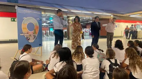 El concejal de Hortaleza, David Pérez, junto a varios estudiantes en la estación de Metro Ligero de Pinar de Chamartín