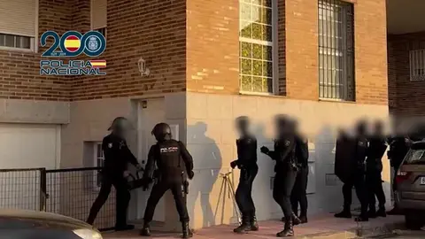 Agentes entrando a uno de los inmuebles - Foto Policía Nacional