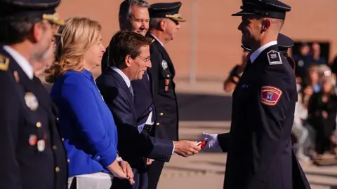 Almeida y Sanz, en el acto de entrega de despachos a 134 policías municipales - Foto Ayuntamiento de Madrid