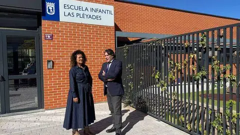 El concejal del distrito, David Pérez, ha visitado las obras que se están ejecutando en este centro educativo ubicado en el barrio de Valdebebas