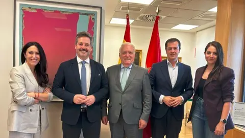 El consejero De Paco Serrano, durante la firma del convenio de colaboración con la Asociación Empresarial Hotelera de Madrid (AEHM) - Foto Comunidad de Madrid