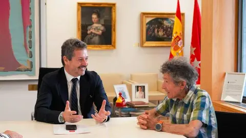 El consejero De Paco Serrano, junto al alpinista Carlos Soria - Foto Comunidad de Madrid