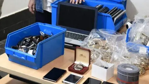 Dispositivos electrónicos de la Oficina de Objetos Perdidos municipal - Foto Ayuntamiento de Madrid