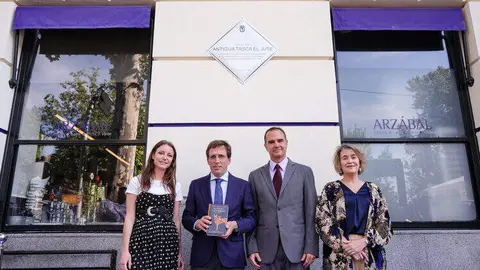 Almeida, junto a Rivera de la Cruz, Levy y Tola, en inauguración de la placa colocada en la antigua taberna en la que Vargas LLosa escribió su primera novela, en el número 13 de Menéndez Pelayo
