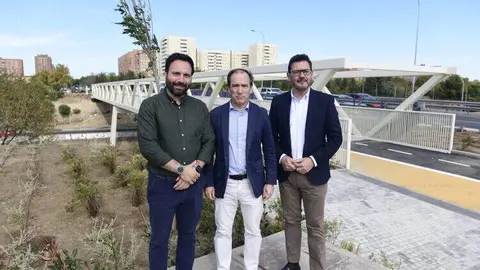 Carabante, Niño y González durante su recorrido por la nueva pasarela para peatones y ciclistas sobre la M-40