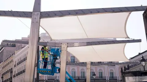 Toldos de la Puerta del Sol durante su instalación - Foto de Ayuntamiento de Madrid