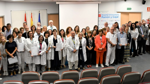Imagen de grupo de parte de los profesionales que asistieron al acto en el Hospital Universitario Ramón y Cajal