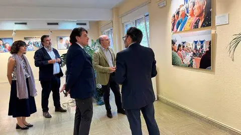 El delegado de Políticas Sociales, Familia e Igualdad, junto al concejal de Hortaleza, ha visitado la exposición Para cada infancia, esperanza, promovida por Unicef España