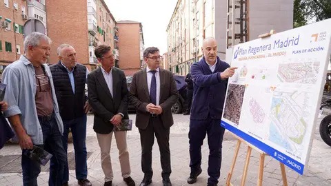 El delegado de Políticas de Vivienda y presidente de EMVS Madrid, Álvaro González, recorre las calles del barrio de Begoña acompañado del concejal de Fuencarral-El Pardo, José Antonio Martínez Páramo, y de representantes de la Asociación de Vecinos Begoña