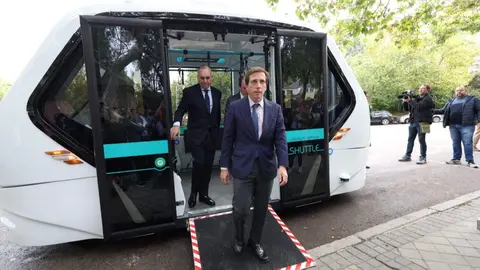 Almeida tras viaje en bus autónomo