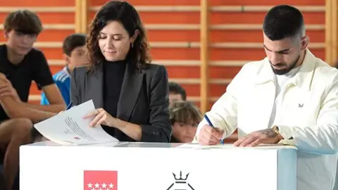 Ayuso y Topuria durante el acto - Foto Comunidad de Madrid
