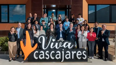 Trabajadores de Cascajares junto con autoridades