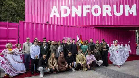 La concejala delegada de Turismo, Almudena Maíllo, junto al embajador de Panamá, Héctor Infante, durante la inauguración del ADN Fórum