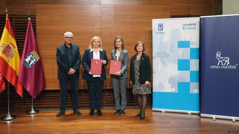 La vicealcaldesa, Inma Sanz, durante la firma del convenio con Novo Nordisk para extender la iniciativa ‘Coles con ALAS-COPI’ durante tres años