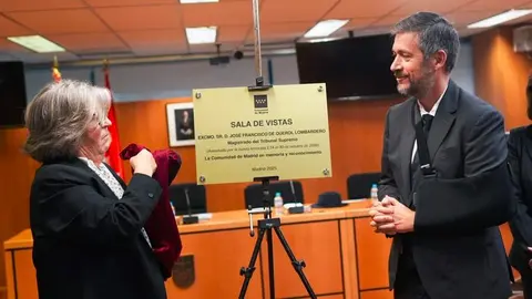 El consejero García Martín, descubriendo la placa que bautiza con el nombre del juez una sala de vistas de la Audiencia Provincial - Foto Comunidad de Madrid