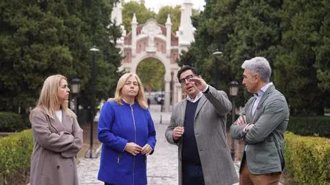 La vicealcaldesa, Inma Sanz, y la concejala de Ciudad Lineal, Nadia Álvarez, durante su visita al cementerio de la Almudena tras las obras de restauración de la capilla y el pórtico