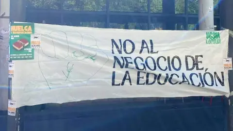 Pancarta en el campus de Getafe de la Universidad Carlos III de Madrid  del 28 de abril. UC3M Por La Pública