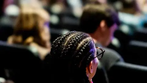 Asistentes congreso SEO y marketing Madrid - pexels/caleboquendo