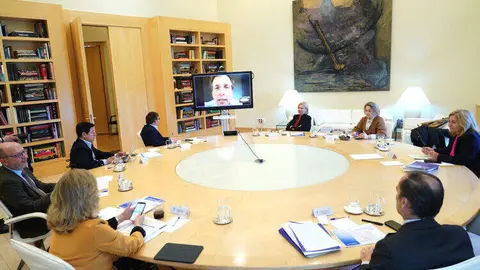Imágenes de la reunión de Junta de Gobierno, con el alcalde de Madrid, José Luis Martínez-Almeida, en conexión desde Buenos Aires, y dos instantes de la presentación de los presupuestos municipales de 2026 a cargo de Sanz e Hidalgo