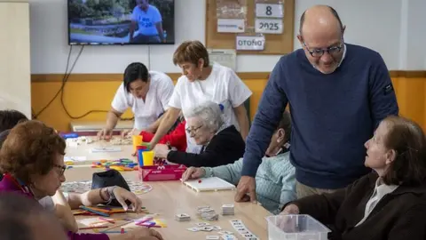El delegado de Políticas Sociales, Familia e Igualdad, en el Centro de Día Vocal Vecino Justo Sierra - Foto Ayuntamiento de Madrid