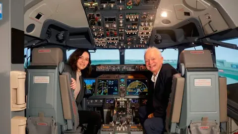 Díaz Ayuso, en el nuevo Centro de Entrenamiento de  Pilotos de Ryanair - Foto Comunidad de Madrid