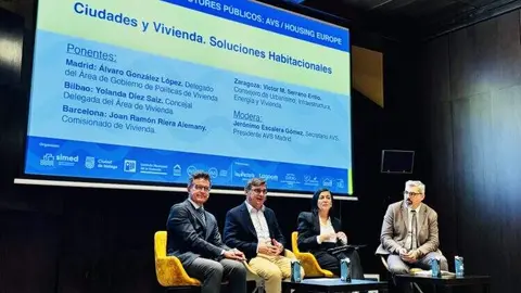 El delegado de Políticas de Vivienda y presidente de EMVS Madrid, durante la mesa redonda en la feria SIMED