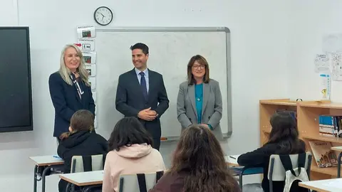 El consejero Viciana, durante su visita al CEIPSO Nuestra Señora del Castillo de Perales de Tajuña - Foto Comunidad de Madrid