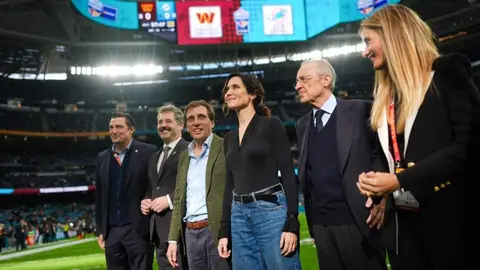 Isabel Díaz Ayuso, entre José Luis Almeida y Florentino Pérez, en el Santiago Bernabéu durante el primer partido oficial de la NFL en España.