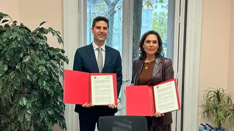 El consejero de Educación, Ciencia y Universidades, durante la firma del protocolo con ADEFAM - Foto Comunidad de Madrid