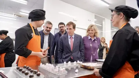 Almeida, durante su vista de este lunes a la Escuela Municipal de Hostelería y Alimentación - Foto Ayuntamiento de Madrid