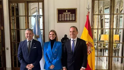 Judith Piquet se reúne en la Embajada de Argentina