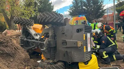 Los bomberos levantando el volquete para liberar al herido - Foto de Emergencias Comunidad de Madrid